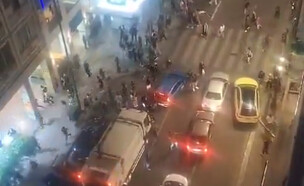 מהומות מחוץ למלון של ישראלים באתונה (צילום: 27א')