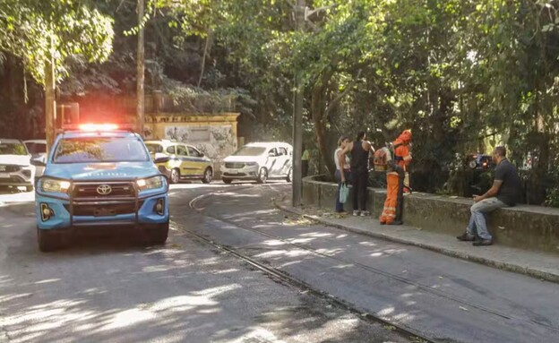 ברזיל: ניידת חולפת על פני החומה שממנה נפלה המטיילת (צילום: O GOLBO)