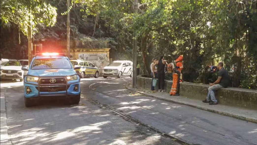 ברזיל: ניידת חולפת על פני החומה שממנה נפלה המטיילת