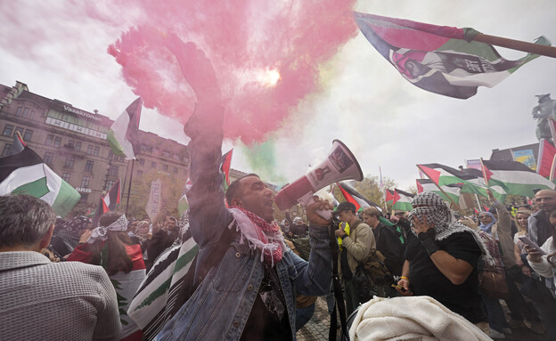 הפגנות נגד ישראל במאלמו (צילום: AP)