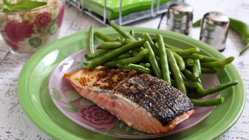 סלמון על מצע של שעועית ירוקה ואורז מלא