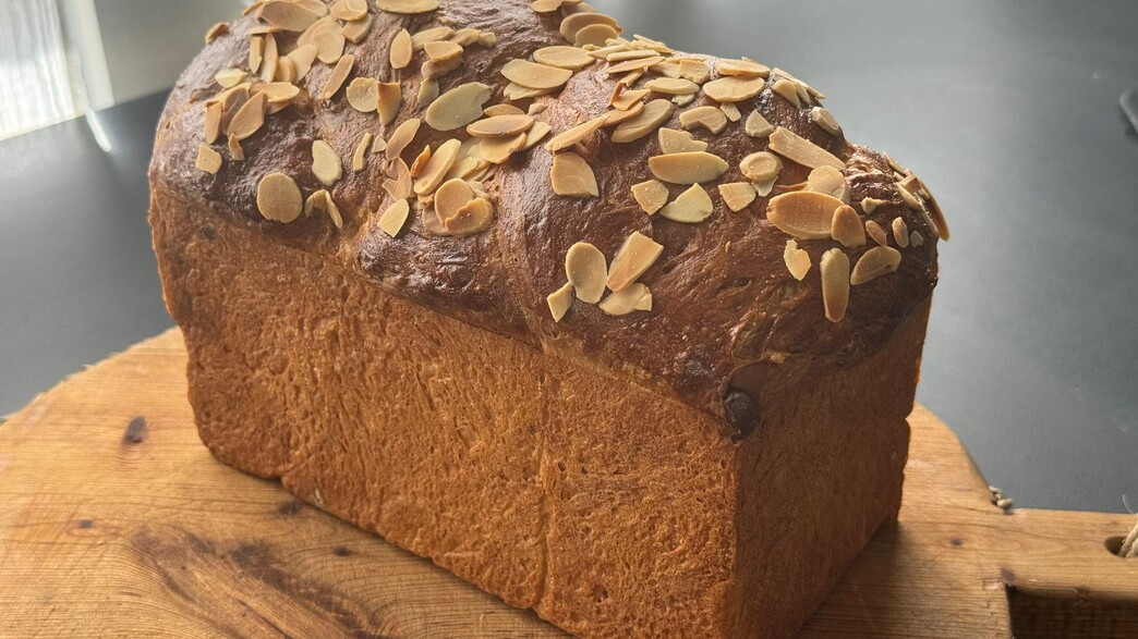 חלת בריוש ובמילוי שוקולד ללא לישה - לפני פריסה