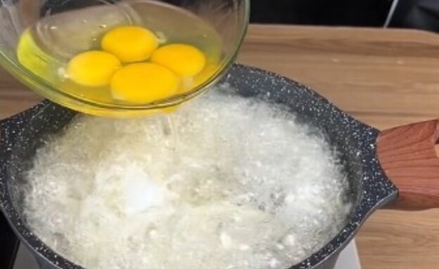 טיגון ביצים בשמן עמוק (צילום: מתוך חשבון הטיקטוק superrecipess)