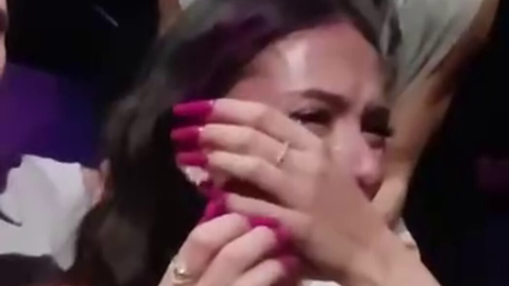 עדן גולן פורצת בבכי אחרי הופעת הגמר (צילום: כאן 11 תאגיד השידור הציבורי)