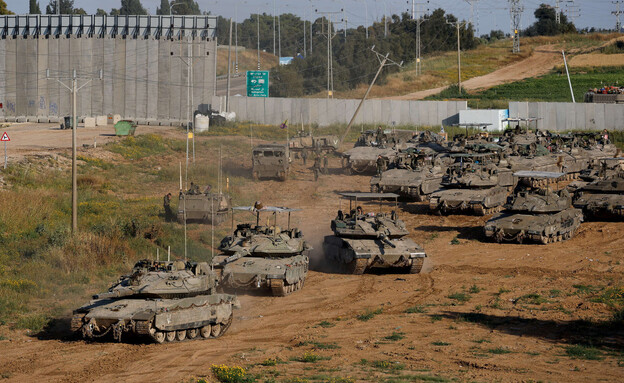 טנקים של צה"ל סמוך לרצועת עזה (צילום: רויטרס)