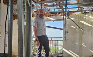 אמיר דהן בהריסות של בית שנפגע מירי נ''ט, מטולה (צילום: אלה לוי-וינריב, גלובס)