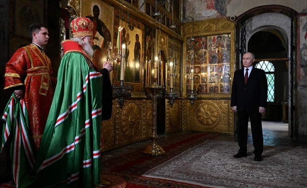 פוטין בהשבעתו עם הפטריארך קיריל (צילום: reuters)