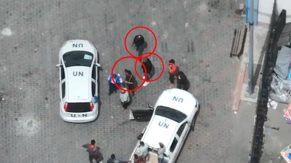 מחבלים לצד רכבי או"ם - במתחם של הארגון אונר"א  (צילום: דובר צה"ל)