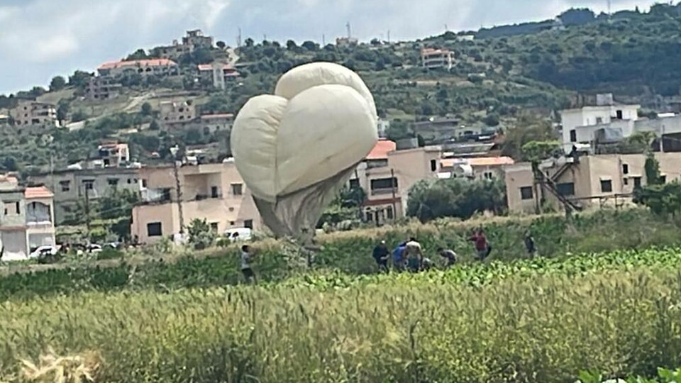 בלון תצפית של צה"ל נפגע ונפל בשטח לבנון (צילום: 27א