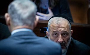 אריה דרעי וראש הממשלה בנימין נתניהו בכנסת (צילום: יונתן זינדל, פלאש 90)