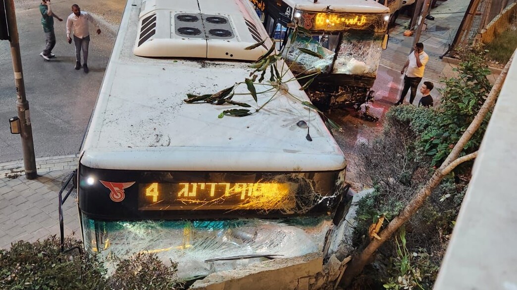 תאונת דרכים בין אוטובוסים בתל אביב