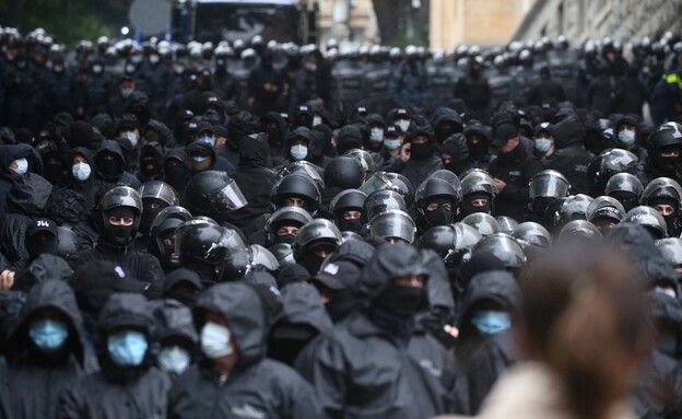 הפגנות בגיאורגיה נגד חוק "הסוכנים הזרים" (צילום: reuters)