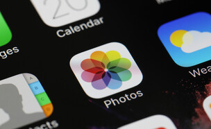 אפליקציית התמונות באייפון (צילום: charnsitr, Shutterstock)