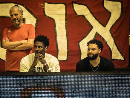 טיילר אניס צפה בקבוצתו החדשה (עודד קרני)