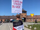 עבר כל גבול: הגיע לאושוויץ עם דגל פלסטין ושלט נגד ישראל