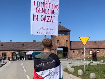 עבר כל גבול: הגיע לאושוויץ עם דגל פלסטין ושלט נגד ישראל