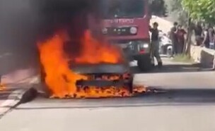 רכב החשודים בחיסול בצפון עולה באש (צילום: עמאר אסאדי)