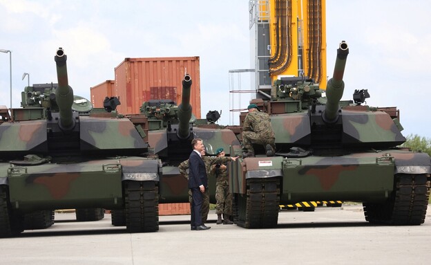 שר ההגנה הפולני מקבל משלוח של טנקי אברהמס אמריקאים, ביוני 2023 (צילום: רויטרס)