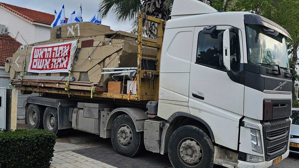 הטנק מקרטון שניסה להביא המפגין למחאה