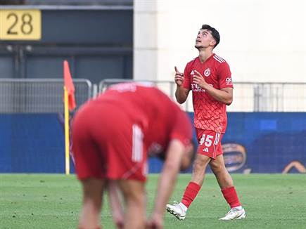 שגיא גניס כבש שער בכורה (צילום: ברני ארדוב)