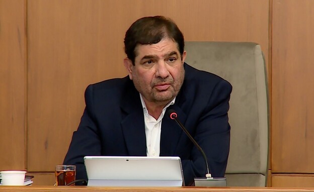 מוחמד מח'בר מנהל את ישיבת החירום של ממשלת איראן
