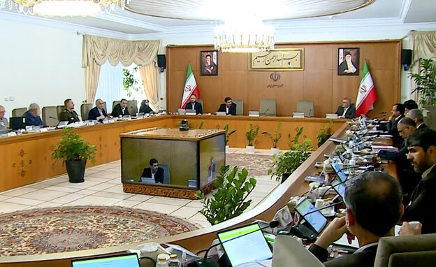 מוחמד מח'בר מנהל את ישיבת החירום של ממשלת איראן