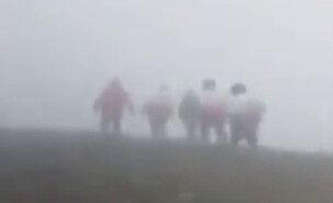 הגעת כוחות החילוץ לאזור התאונה בערפל כבד