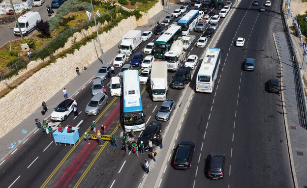 חסימה של תנועת משנים כיוון בכניסה לירושלים (צילום: ברק דור)