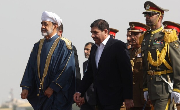 סגן נשיא איראן מוחמד מח'בר עם סולטאן עומאן (צילום: Reuters)