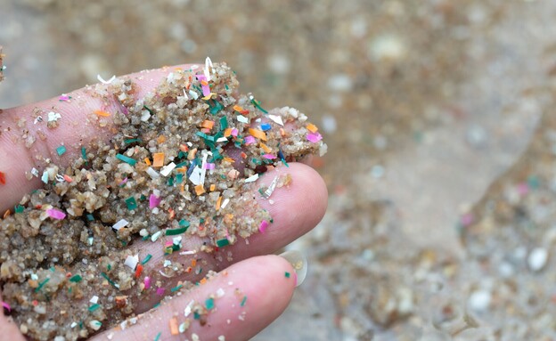 חלקיקי מיקרו פלסטיק בים, מיקרו-פלסטיק (צילום: chayanuphol, SHUTTERSTOCK)