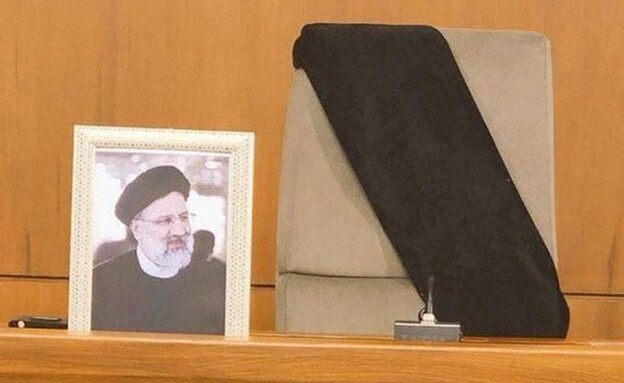 הכיסא הריק של ראיסי בחדר ישיבת הממשלה של איראן