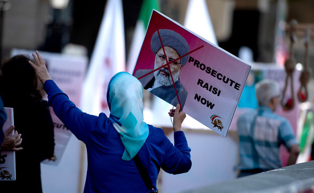 מפגינות נגד נשיא איראן אבראהים ראיסי  (צילום: Loredana Sangiuliano/Anadolu Agency via Getty Images)