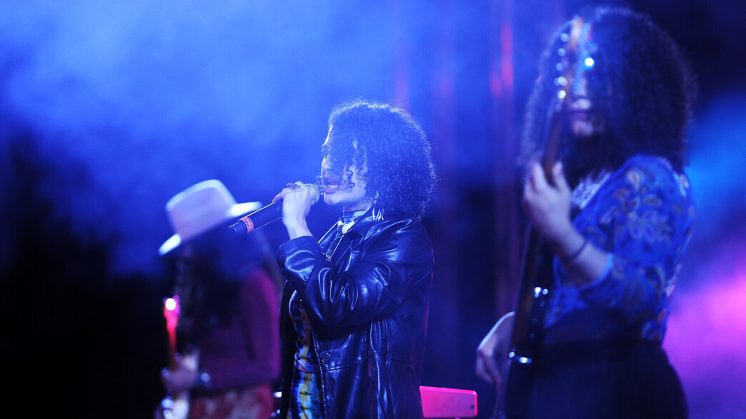 להקת הרוק הנשית מסעודיה, סירה, בהופעה