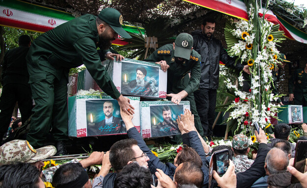 ממסע הלוויה של ההרוגים בהתרסקות המסוק באיראן (צילום: reuters)