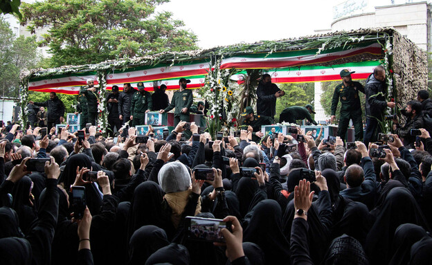 ממסע הלוויה של ההרוגים בהתרסקות המסוק באיראן (צילום: reuters)