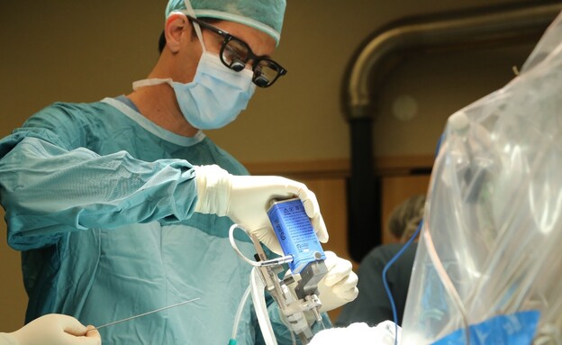 ד"ר שטראוס במהלך הניתוח (צילום: איכילוב)