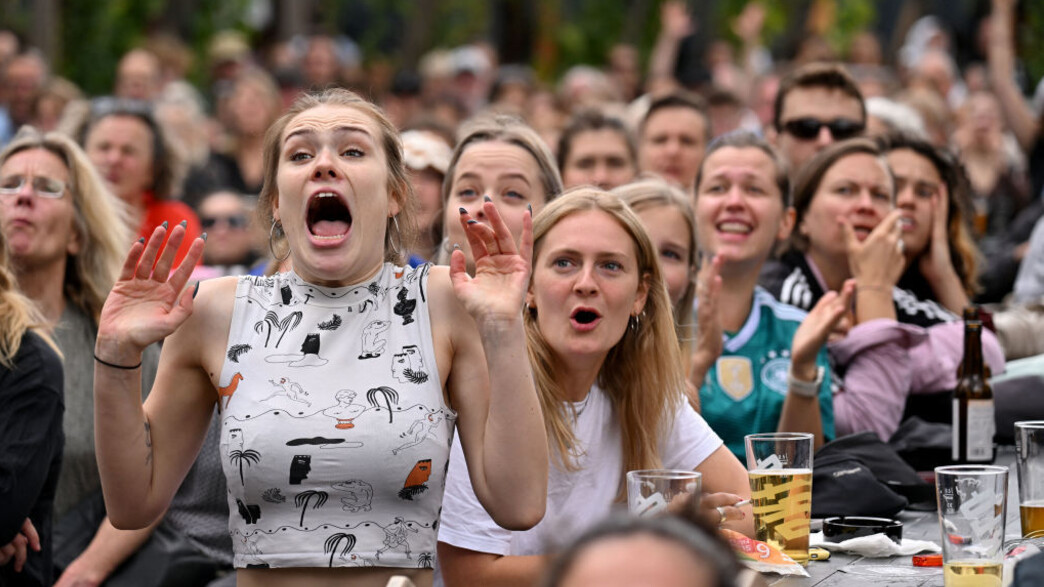 צופי כדורגל בהקרנת משחק בבר