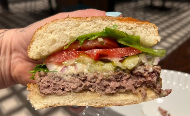 ההמבורגר של בלאק (צילום: לין לוי, mako אוכל)