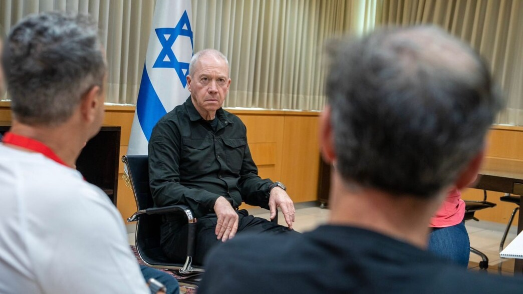 גלנט עם משפחות חטופים