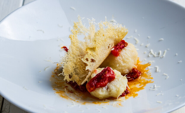 ניוקי במילוי חמאת בצל מקורמל עם עגבניות שרי צלויות "מאסטר שף" (צילום: איילת גדנקן )