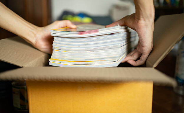 אריזה של מגזינים בקופסת קרטון, עיתונים ישנים (צילום: Wachiwit, SHUTTERSTOCK)