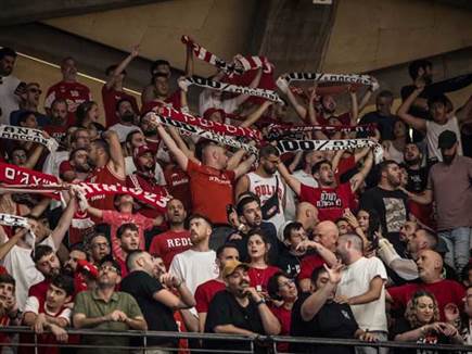 עם אווירה חמה באדום (צילום: עודד קרני)