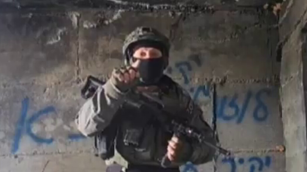 רעול פנים בסרטון המרדה "נקשיב רק לרה"מ"