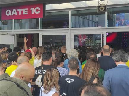 תורי הענק עיכבו את המשחק ב-26 דקות (Getty)