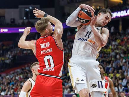 סייעו לה לעמוד בקושי (getty)