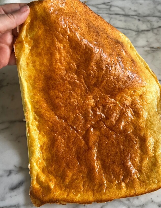 לחם קוטג'. או יותר נכון, לאפת קוטג' (צילום: רותם ליברזון, mako אוכל)