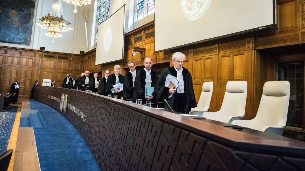 השופט אהרן ברק עם השופטים ב-ICJ (צילום: Mouneb Taim/Anadolu via Getty Images)