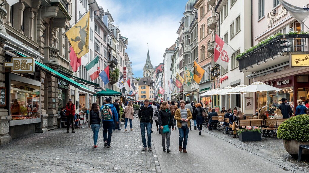 ציריך אנשים תיירים שווייץ (צילום: Travelpixs, shutterstock)