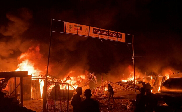 שריפת אוהלים ברפיח (צילום: רויטרס)