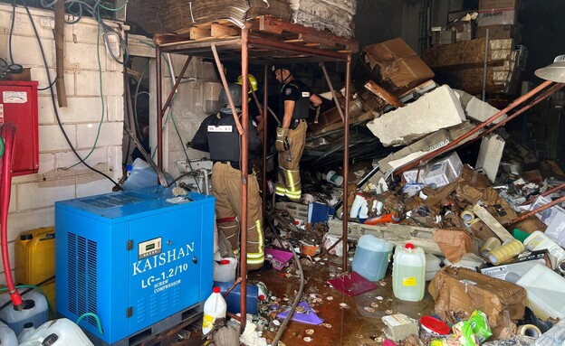 נזק מפגיעת רקטה במפעל בקריית שמונה (צילום: רויטרס)